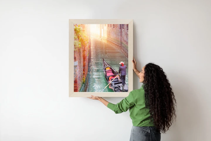 Plakat Gondolier Wenecki Na Zielonych Wodach Kanału