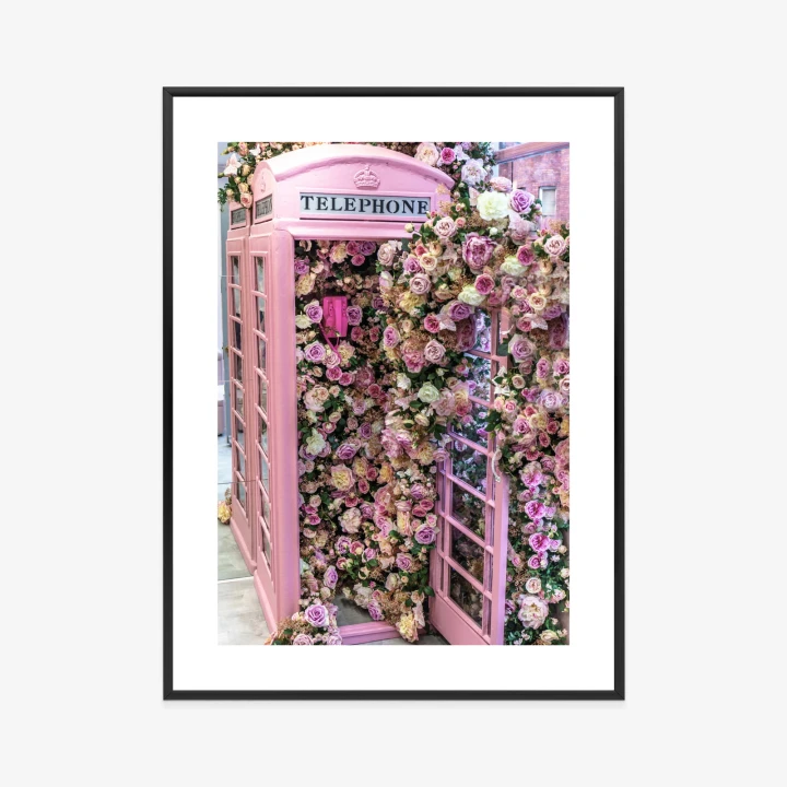 Plakat Kolorowe Kwiaty W Różowej Budce Telefonicznej