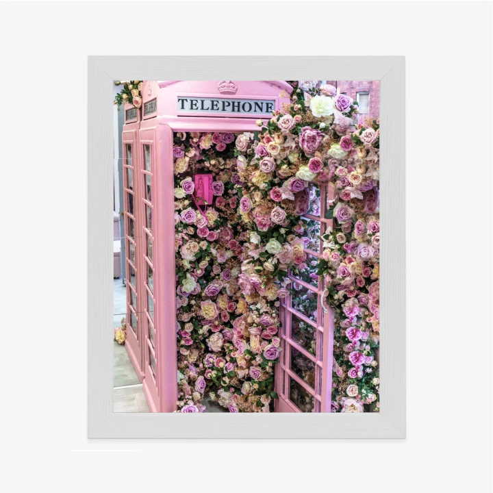 Plakat Kolorowe Kwiaty W Różowej Budce Telefonicznej