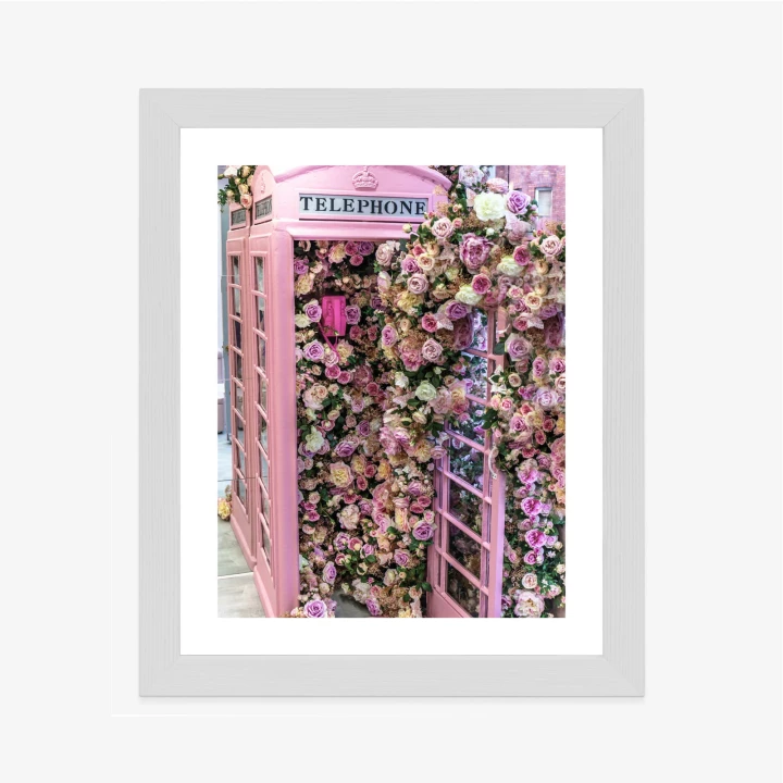 Plakat Kolorowe Kwiaty W Różowej Budce Telefonicznej