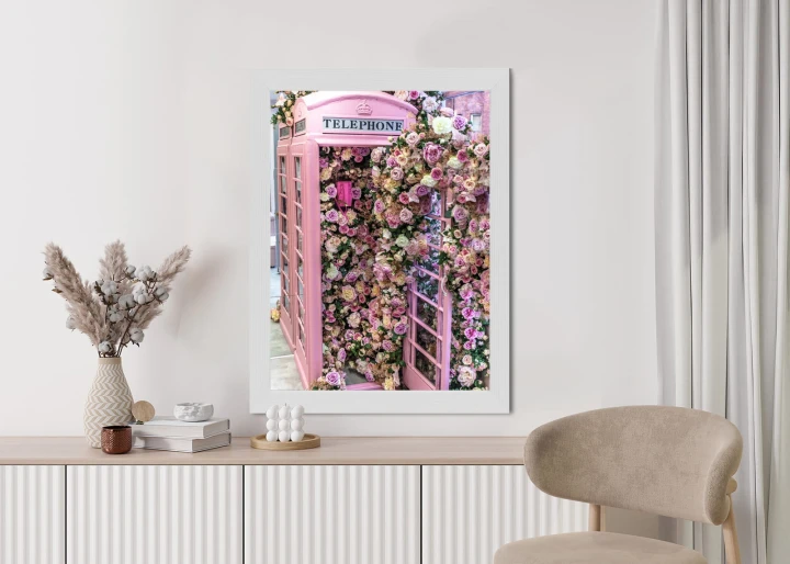 Plakat Kolorowe Kwiaty W Różowej Budce Telefonicznej