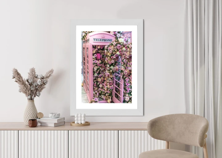 Plakat Kolorowe Kwiaty W Różowej Budce Telefonicznej