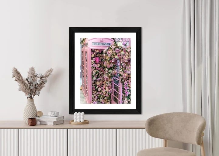 Plakat Kolorowe Kwiaty W Różowej Budce Telefonicznej