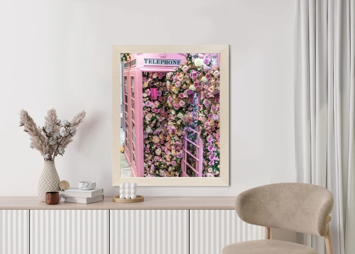 Plakat Kolorowe Kwiaty W Różowej Budce Telefonicznej