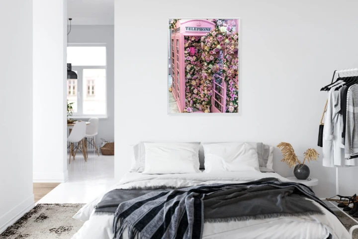 Plakat Kolorowe Kwiaty W Różowej Budce Telefonicznej