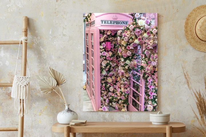 Plakat Kolorowe Kwiaty W Różowej Budce Telefonicznej