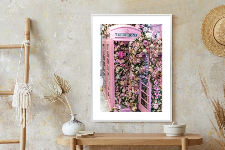 Plakat Kolorowe Kwiaty W Różowej Budce Telefonicznej
