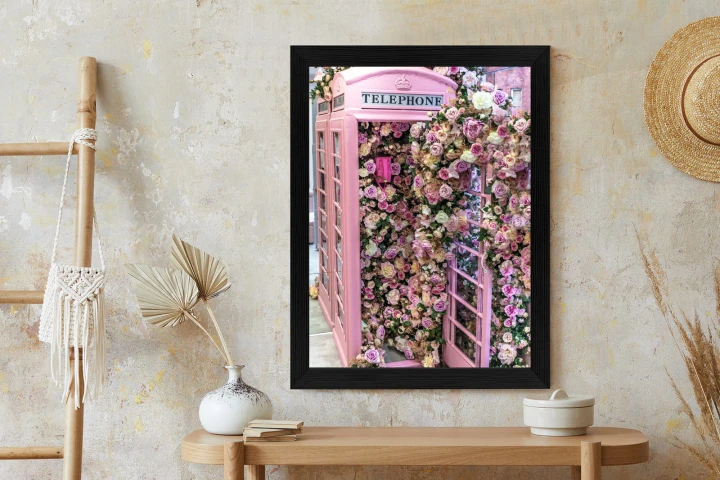 Plakat Kolorowe Kwiaty W Różowej Budce Telefonicznej