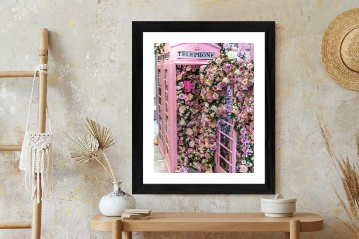 Plakat Kolorowe Kwiaty W Różowej Budce Telefonicznej