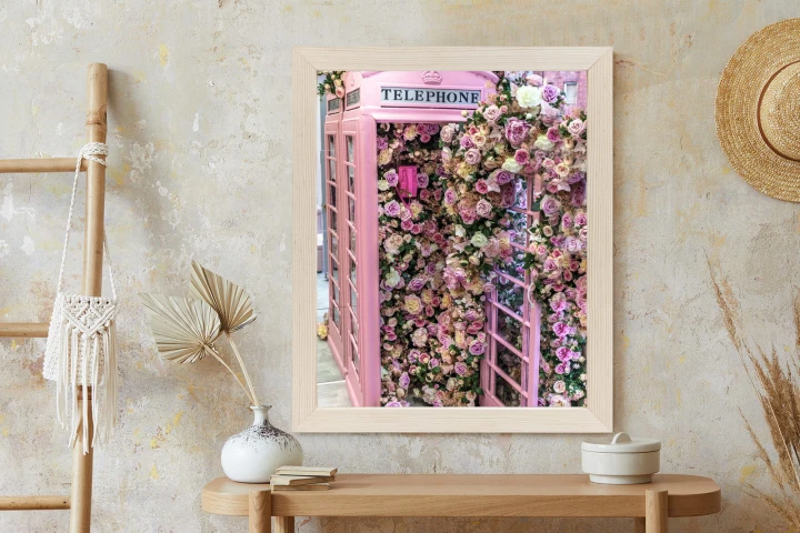 Plakat Kolorowe Kwiaty W Różowej Budce Telefonicznej