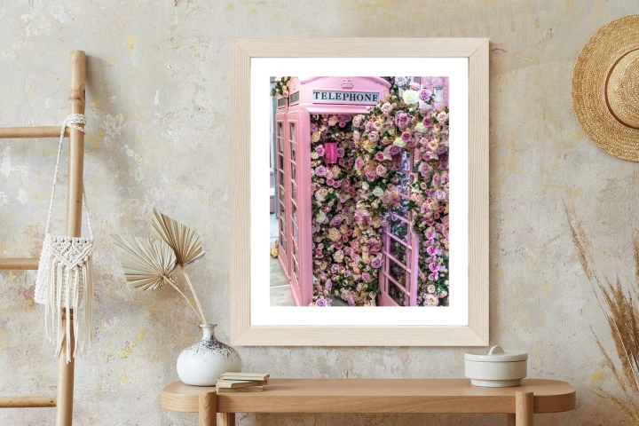 Plakat Kolorowe Kwiaty W Różowej Budce Telefonicznej