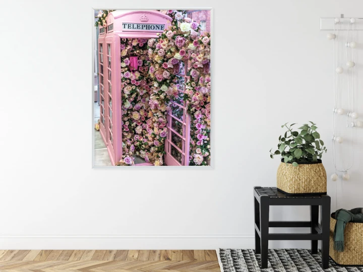 Plakat Kolorowe Kwiaty W Różowej Budce Telefonicznej
