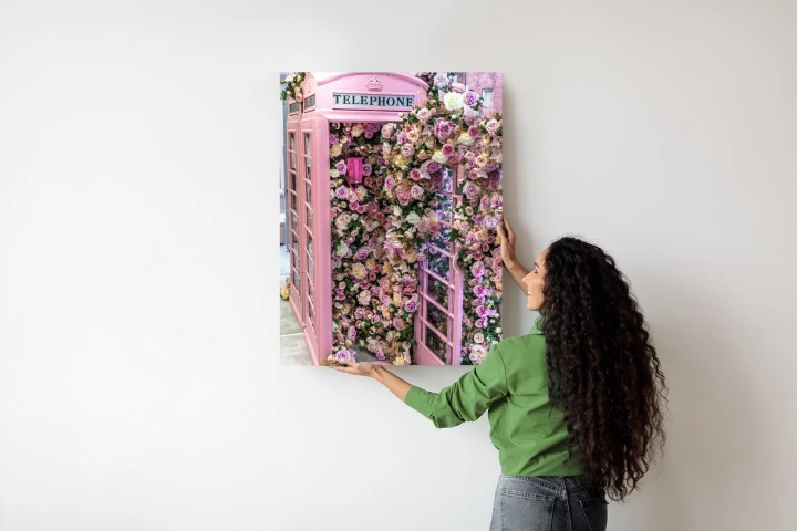 Plakat Kolorowe Kwiaty W Różowej Budce Telefonicznej