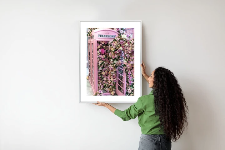 Plakat Kolorowe Kwiaty W Różowej Budce Telefonicznej