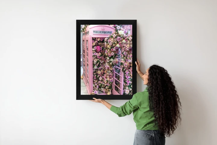 Plakat Kolorowe Kwiaty W Różowej Budce Telefonicznej