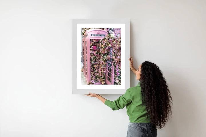 Plakat Kolorowe Kwiaty W Różowej Budce Telefonicznej
