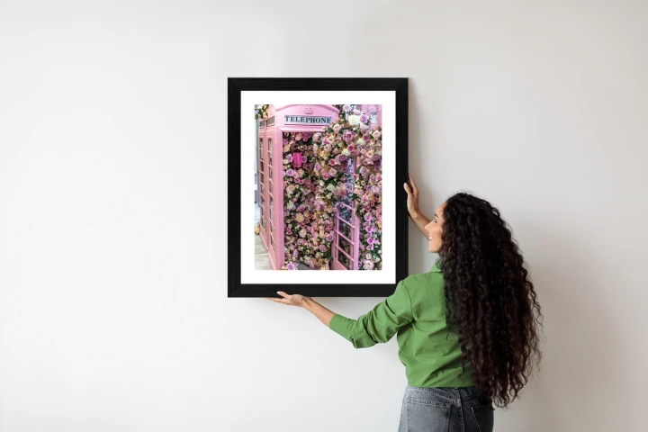 Plakat Kolorowe Kwiaty W Różowej Budce Telefonicznej