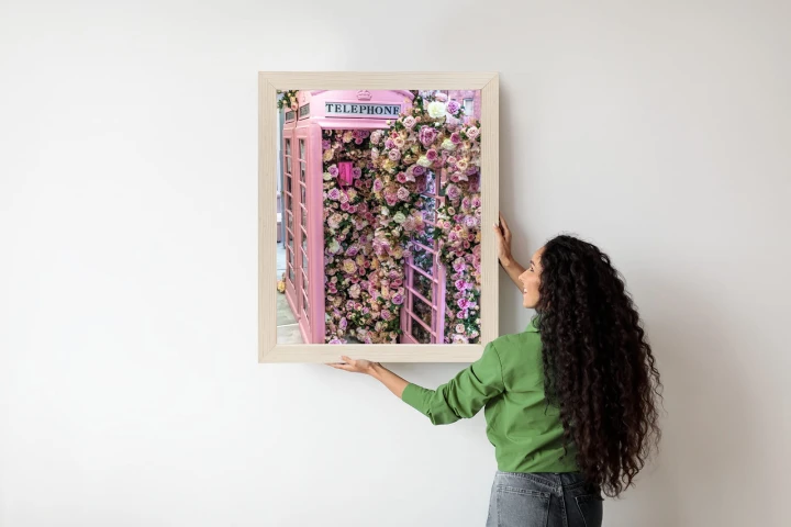 Plakat Kolorowe Kwiaty W Różowej Budce Telefonicznej