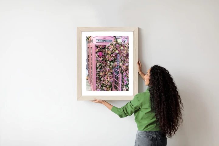 Plakat Kolorowe Kwiaty W Różowej Budce Telefonicznej