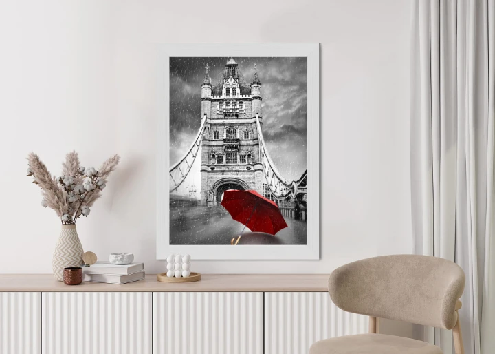 Plakat Czerwony Parasol Na Czarno Białym Tle Z Tower Bridge