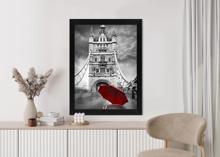 Plakat Czerwony Parasol Na Czarno Białym Tle Z Tower Bridge