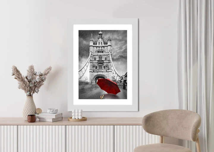 Plakat Czerwony Parasol Na Czarno Białym Tle Z Tower Bridge
