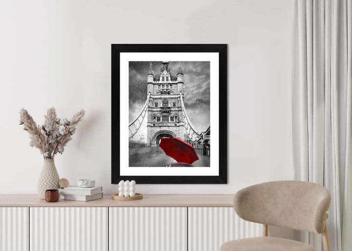 Plakat Czerwony Parasol Na Czarno Białym Tle Z Tower Bridge