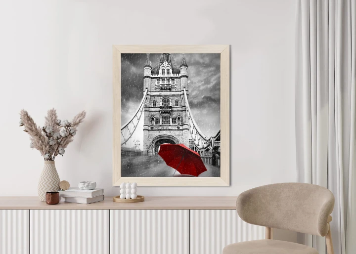 Plakat Czerwony Parasol Na Czarno Białym Tle Z Tower Bridge