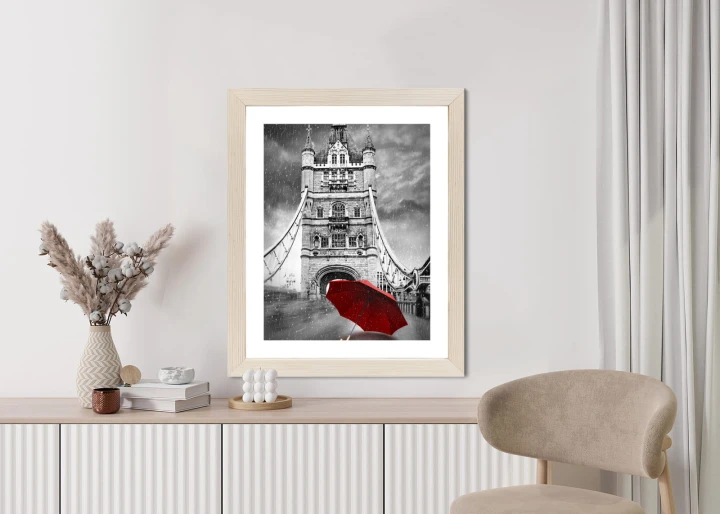 Plakat Czerwony Parasol Na Czarno Białym Tle Z Tower Bridge