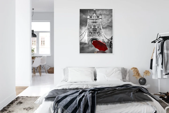 Plakat Czerwony Parasol Na Czarno Białym Tle Z Tower Bridge