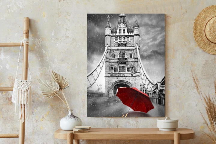 Plakat Czerwony Parasol Na Czarno Białym Tle Z Tower Bridge