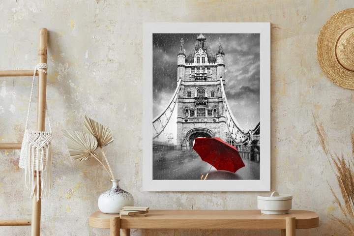 Plakat Czerwony Parasol Na Czarno Białym Tle Z Tower Bridge