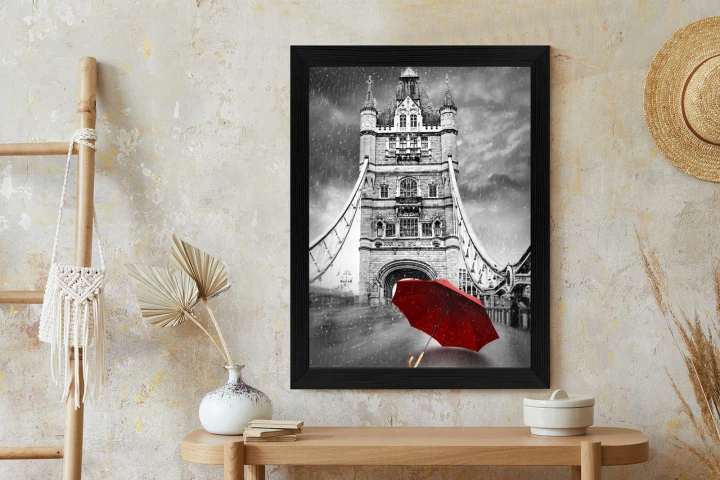 Plakat Czerwony Parasol Na Czarno Białym Tle Z Tower Bridge