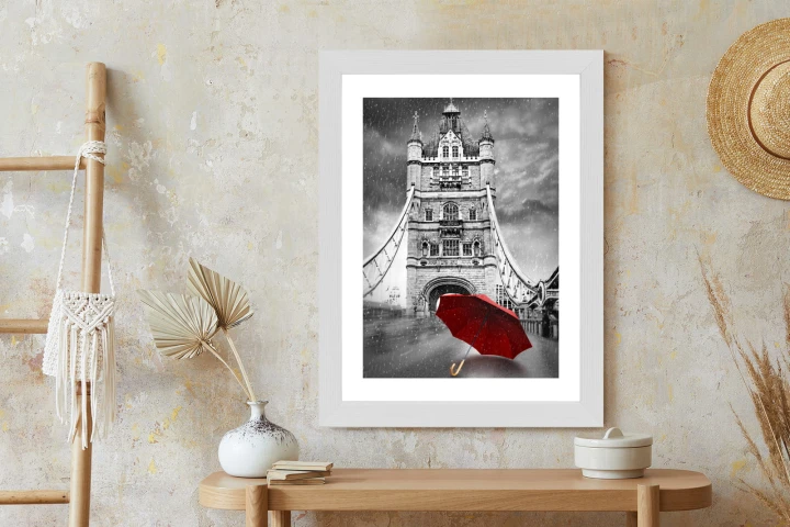 Plakat Czerwony Parasol Na Czarno Białym Tle Z Tower Bridge