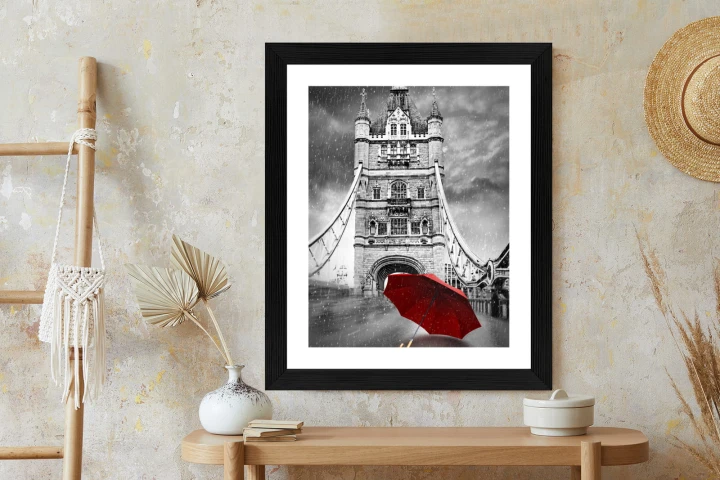 Plakat Czerwony Parasol Na Czarno Białym Tle Z Tower Bridge