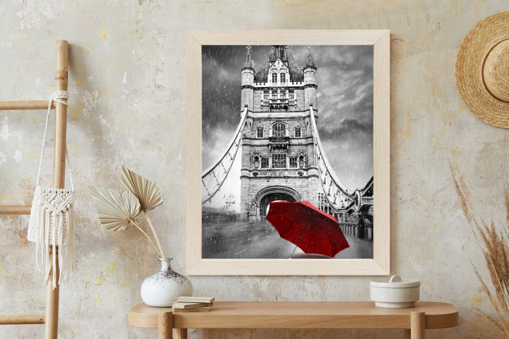 Plakat Czerwony Parasol Na Czarno Białym Tle Z Tower Bridge