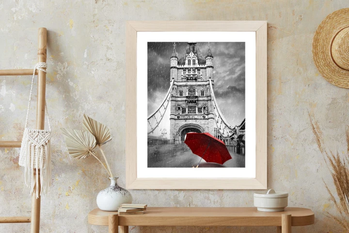 Plakat Czerwony Parasol Na Czarno Białym Tle Z Tower Bridge