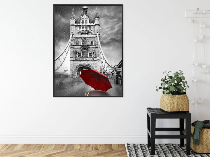Plakat Czerwony Parasol Na Czarno Białym Tle Z Tower Bridge