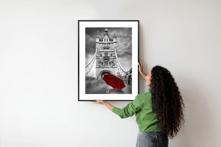 Plakat Czerwony Parasol Na Czarno Białym Tle Z Tower Bridge