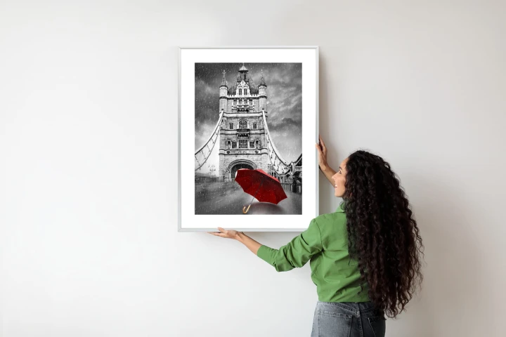 Plakat Czerwony Parasol Na Czarno Białym Tle Z Tower Bridge