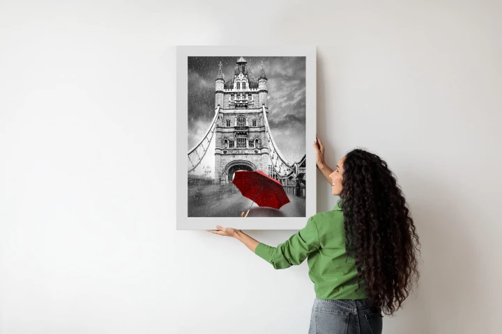 Plakat Czerwony Parasol Na Czarno Białym Tle Z Tower Bridge