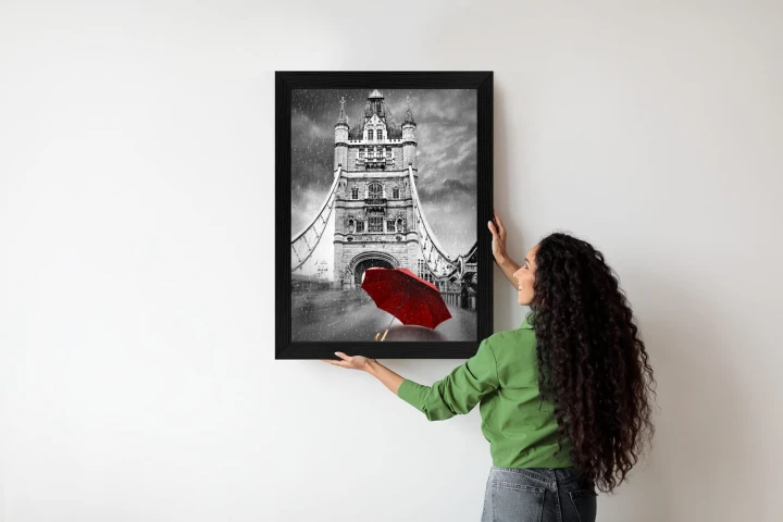 Plakat Czerwony Parasol Na Czarno Białym Tle Z Tower Bridge