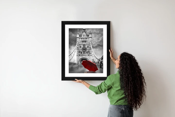 Plakat Czerwony Parasol Na Czarno Białym Tle Z Tower Bridge