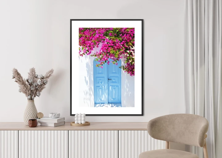 Plakat Niebieskie Drzwi I Różowe Kwiaty Tradycyjna Grecka Architektura