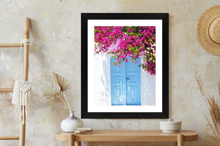 Plakat Niebieskie Drzwi I Różowe Kwiaty Tradycyjna Grecka Architektura