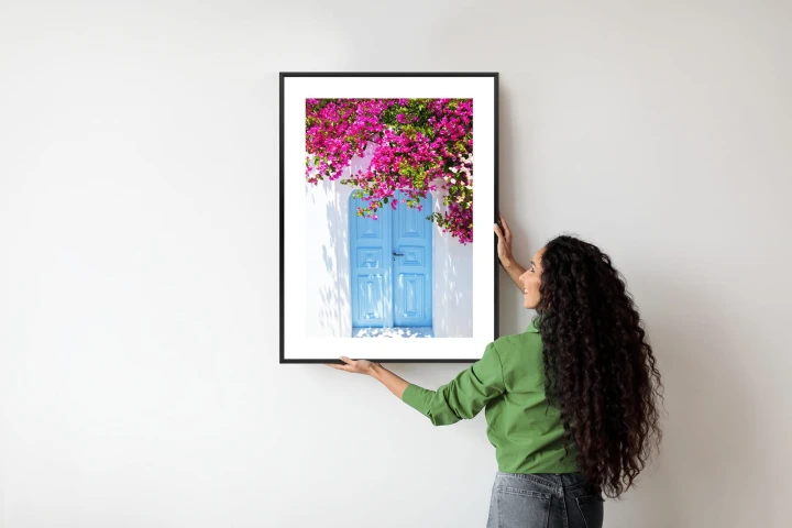 Plakat Niebieskie Drzwi I Różowe Kwiaty Tradycyjna Grecka Architektura