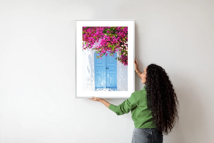 Plakat Niebieskie Drzwi I Różowe Kwiaty Tradycyjna Grecka Architektura