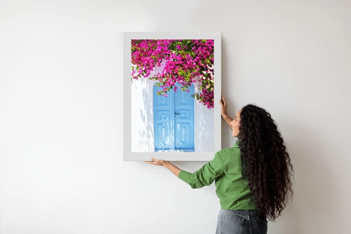 Plakat Niebieskie Drzwi I Różowe Kwiaty Tradycyjna Grecka Architektura