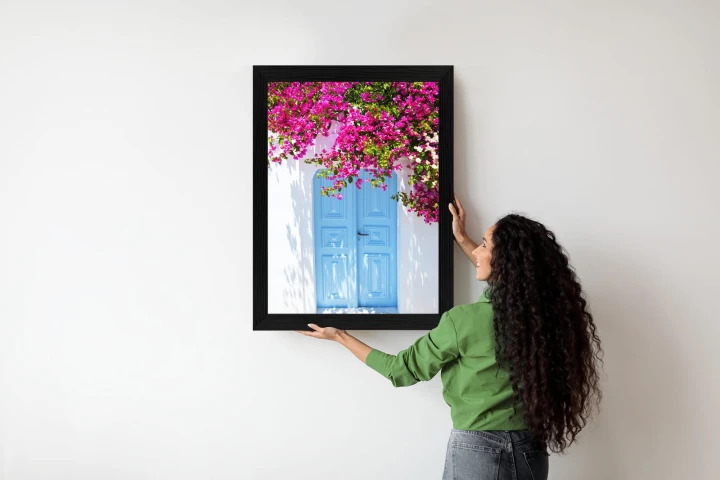 Plakat Niebieskie Drzwi I Różowe Kwiaty Tradycyjna Grecka Architektura