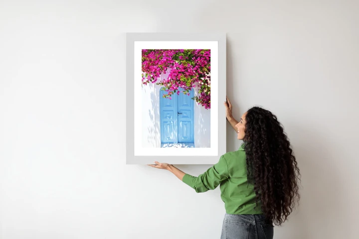 Plakat Niebieskie Drzwi I Różowe Kwiaty Tradycyjna Grecka Architektura